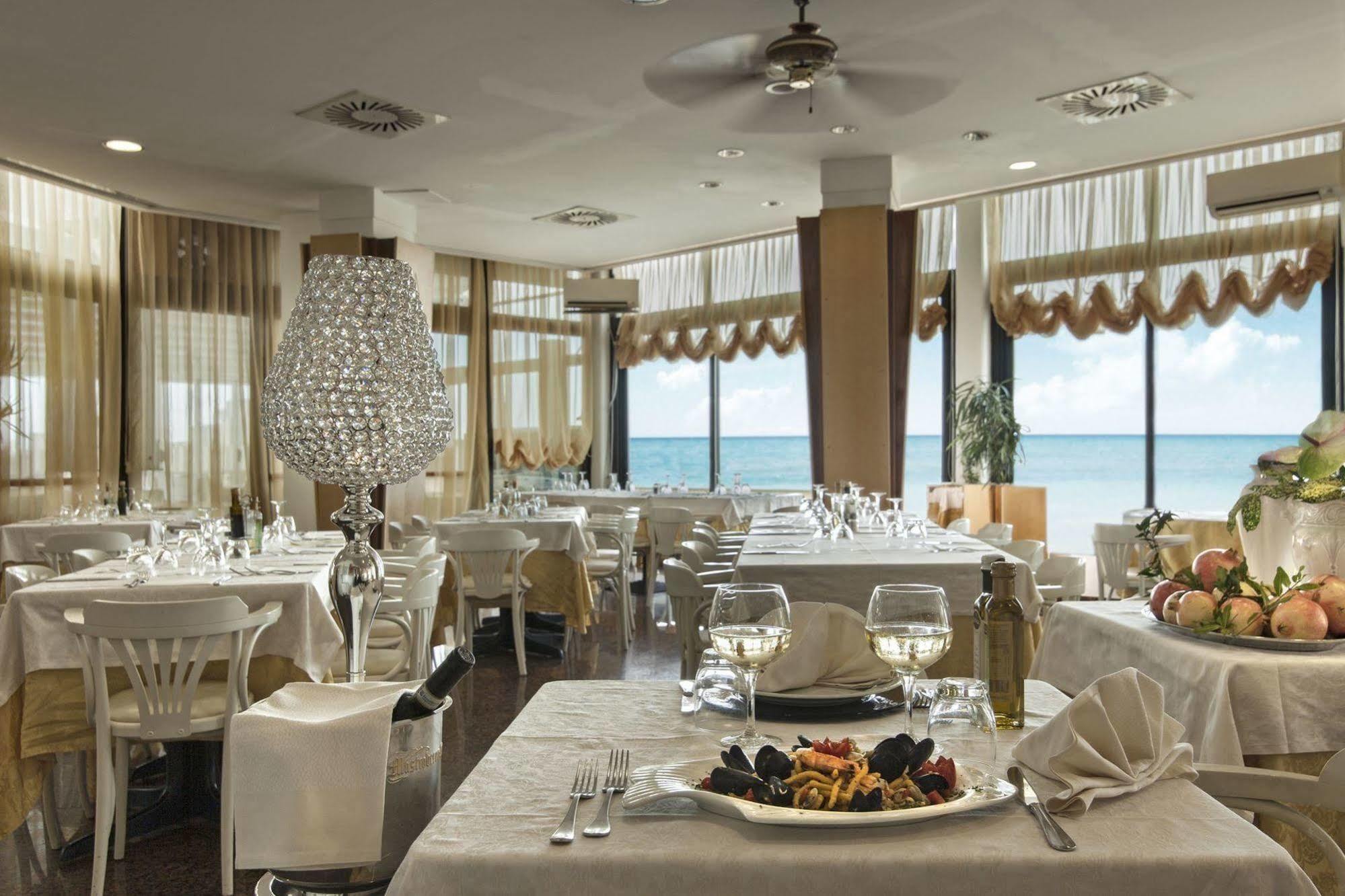 Perticari Hotel Pesaro Ngoại thất bức ảnh