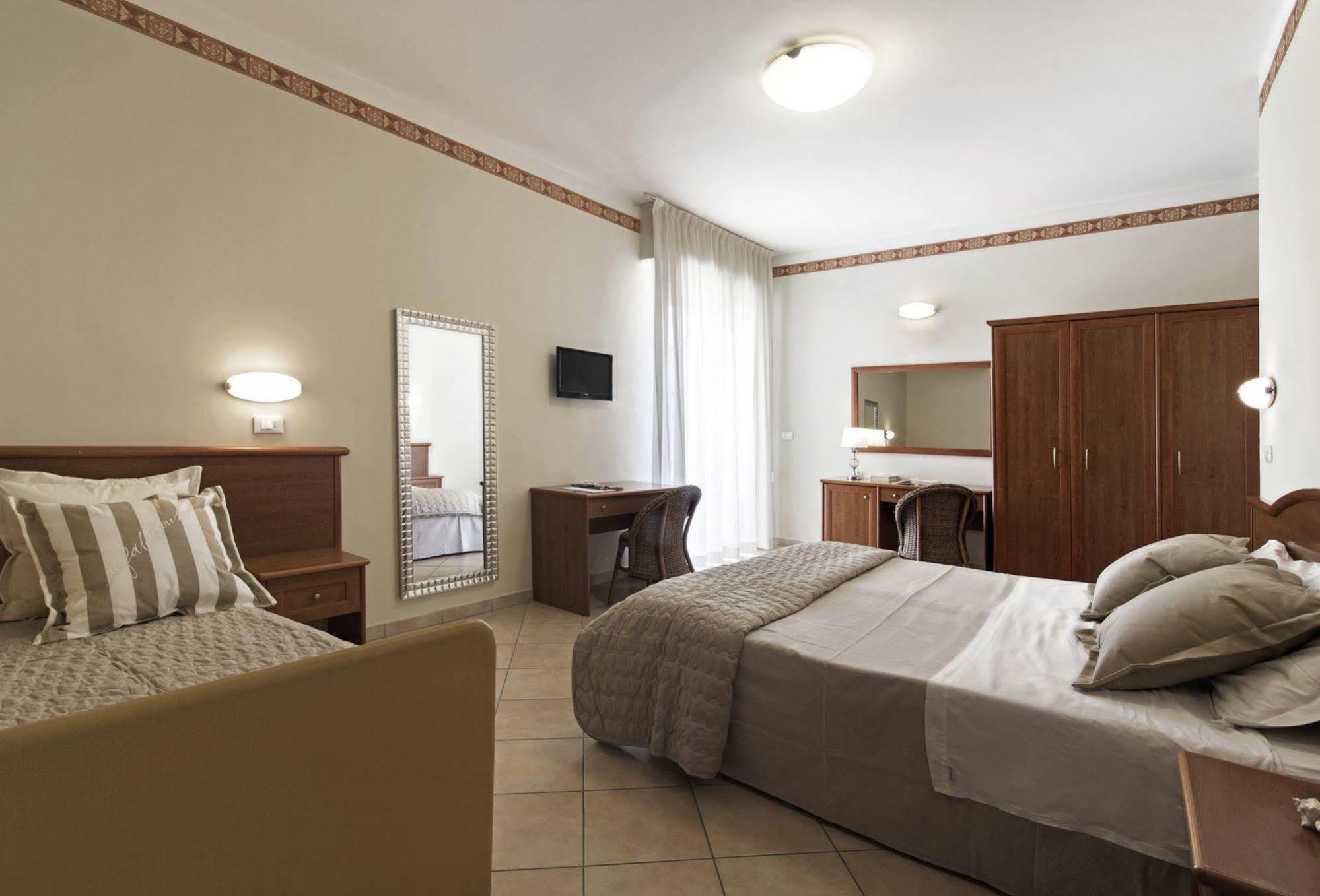Perticari Hotel Pesaro Ngoại thất bức ảnh